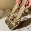 Pantuflas Cuadradas de Punta Abierta, Elegantes y Atractivas, con Patrón Sutil de Agrietamiento, Sandalias de Tira Fina con Cordón Dorado de Moda 2025