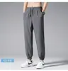 Calças jogger curtas masculinas de modelagem solta, calças esportivas casuais finas de verão de secagem rápida, em estoque, calças de seda gelada para homens de comércio exterior