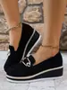Sapatos de plataforma da moda, chinelos casuais com fivela de metal e listras, novo estilo europeu e americano 2025, sola anabela que aumenta a altura, tamanho grande