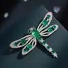 Broche Original de libélula de Calcedonia Verde Transparente Estilo Bosque, Aleación de Cobre Microincrustada con Circonita, Pin Versátil Exquisito Vintage