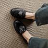 Zapatos pequeños de cuero JK con borlas de piel de vaca de estilo británico, mocasines de tacón bajo grueso, punta redonda, de cuero, con boca profunda, para mujer, primavera 2025