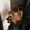 Otoño 2025 Bolso de Nueva Calidad Colgante de Moda Oso Bolso Cubo Transfronterizo Pequeño Bolso de Mano Elegante de Gama Alta