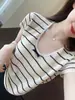 Top de Mujer Rayado de Manga Corta, Holgado, Adelgazante, Versátil, con Lazada Femenina, Tacto Frío Tencel, Hueco, Nuevo H061201 Verano 26