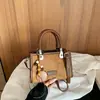 Bolsa de mão vintage outono e inverno para mulheres 2026 nova bolsa quadrada pequena de camurça fosca com textura estilosa, bolsa de ombro e transversal