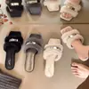 Nuevas zapatillas peludas estilo francés 2026 para mujer, aptas para usar en exteriores, versión coreana, puntera cuadrada, tacón plano, sandalias de moda con hebilla metálica para el hogar y para ir al trabajo