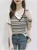 Estilo Novo de Início de Verão Malha Splicing Tricô de Seda Gelada Feminino Manga Curta Roupa de Verão Listrada Elegante Gola Assimétrica Camiseta Slim Fit Top