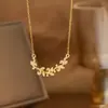 Venta Caliente Internacional Transfronteriza Tema de Moda Personalizado Micro-incrustación de Zirconio Completo V Grande Clásico Acero Titanio Chapado en Oro Real de 18K Colgante Clavícula