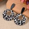 Pendientes acrílicos con estampado de leopardo europeo y americano de otoño e invierno, estilo Hong Kong, con cara blanca Maillard, pequeños pendientes de alta gama para mujer.