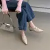 Aumentou 5 cm na primeira temporada de encontros~ Sapatos femininos de bico fino, decotados, estilo europeu e americano, com textura amassada, slip-on para o dia a dia