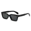 Nuevas Gafas de Sol Cuadradas Clásicas Europeas y Americanas para Mujer Versátiles Estilo Callejero Gafas de Sol Modernas con Tachuelas Gafas de Protección Solar para Hombre