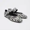 2026 Primavera y Otoño Nuevo Estilo Planos Talla Grande Perezosos Zapatos Individuales Transfronterizos Perla Cómodos Slip-on Casuales Zapatos Individuales Mujer Venta al por Mayor
