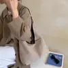 Nova bolsa de antebraço de camurça da moda para mulheres, bolsa de ombro tote de grande capacidade, bolsa de trajeto diário fashion para senhoras