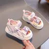Sandálias Fechadas para Meninos 2026 Verão Novo Malha Superfície Crianças Pequenas e Médias Sapatos de Praia Sandálias de Cobertura de Pé para Bebês Meninas Celebridade da Internet Solado Macio