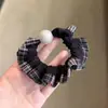 Scrunchie de cetim xadrez com pérolas, estilo coreano, simples e versátil para o uso diário, acessório de cabelo durável e altamente elástico