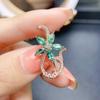 Broche de Esmeralda Natural Popular al por Mayor de Fábrica Plata S925 Incrustado Piedra Principal 2.5*5 Venta Directa de Fábrica de Joyería