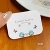 Brincos Brancos Exquisitos de Gato Desenho Animado Borboleta para Mulheres Design de Nicho Sentido de Design Pequenos Brincos terno Atacado Brincos Yiwu