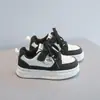Nuevas zapatillas blancas de bloques de color para niños, con suela gruesa, diseño antideslizante, estilo casual, cierre de velcro versátil y un look simple y deportivo.; también disponible en estilo unisex para niñas
