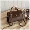 Bolso pequeño portátil retro de diseño de nicho para mujer, nuevo bolso de mensajero de moda combinable con todo, bolso de hombro texturizado para uso diario.