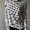 Blusa fina de manga comprida com gola de renda de bolinhas em preto e branco, estilo francês, casual e de corte solto, para ser usada sobre uma camiseta