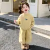Conjunto de Outono e Inverno para Meninas 2026 Novo Estiloso Fashionável Bebê Menina Colete de Lã Roupas de Inverno para Crianças Conjunto de Três Peças