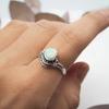 Anillo de mujer con incrustaciones de ópalo de imitación y patrón geométrico de las sucursales transfronterizas europeas y americanas de Cao Shi, estilo económico del mercado nocturno.