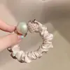 Elástico de Cabelo de Cetim Doce Morango Pérola Estilo Coreano para Mulheres 2026 Novo Modelo Corda de Cabelo com Toque de Luxo, Versátil e Altamente Elástico
