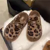 Chinelos de algodão femininos com sola grossa, que aumentam a altura, forrados com fleece, quentes e de bico fechado, novo estilo inverno 2026, versáteis, modernos, casuais e leves, pantufas peludas