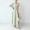 Vestido plisado para mujer de alta gama 2026 Primavera y Verano Diseño de manga corta Falda de capullo de flor Exportación transfronteriza Europea y Americana Ropa para mujer