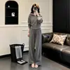Moletom cinza com capuz, conjunto esportivo casual para mulheres, novo conjunto de duas peças para o outono, calça de perna larga slim-fit, conjunto de roupa moderno e estiloso