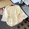 Calidad garantizada, seda, reduce la edad, estilo chino nuevo, inspirado en lo étnico, bordado jacquard de otoño, cuello asimétrico, camisa modificada de manga media para mujeres de mediana edad