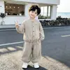 Traje Masculino Outono 2026 Novo Primavera e Outono Infantil Fresco Casual Moda Versátil Menino Bebê Conjunto de Três Peças Tendência