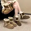 Novas botas de neve de inverno, botins com forro de fleece, design invisível interno para aumentar a altura, botas de sola grossa retrô para mulheres, adequadas para mulheres baixinhas