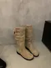 Botas de plataforma con un diseño elegante, tacón grueso, botas Martin de caña alta para mujer, estilo francés de principios de otoño, gamuza color caqui, ajuste ceñido, botas de montar