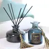 Botellas de aromaterapia vacías de alta gama al por mayor, difusores sin llama de ratán y flores secas, alto valor estético con tapa, color gris ahumado