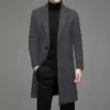 Casaco de lã masculino de comprimento médio, de abotoamento simples, estilo coreano, corte slim, cor sólida, simples, casual e adequado para o trabalho, para outono e inverno.