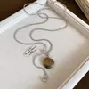 Colar de Pedra Olho de Tigre Melard: Uma peça luxuosa e sofisticada, perfeita para usar em camadas com suéteres no outono e inverno.. Um acessório versátil e moderno, disponível para atacado