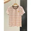 Camiseta Bordada de Designer para Mulheres, Estilo Verão, Listras Color-Block Modernas, Camiseta Base Camada Interna, Fashion e Estilosa, Manga Curta com Ombro Caído