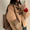 Enviado. Jaqueta curta estilo coreano, modelagem solta, quente, de pelo sintético, com botões de chifre, para mulheres petites.
