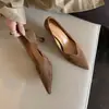 Zapatos de vestir de cuero genuino de boca poco profunda con punta para mujer, color blanco roto, estilo Primavera/Otoño 2026, color albaricoque, tacón medio, tacón fino, tacón de gatito, tacones altos