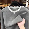 Sudadera de cuello alto de imitación de dos piezas para hombre, nueva colección otoño 2026, ribete en color contrastante, base de color liso, camiseta de punto de manga larga para hombre