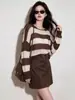 Colección de Otoño Jomi STUDIO: Elegante y sofisticado suéter de punto a rayas en color café para mujer