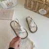 Pantuflas de punta abierta para niñas, nuevo estilo primavera-verano 2026, zapatos de princesa con lentejuelas para niñas, adecuados para usar en casa y al aire libre, elegantes y modernos para niños pequeños y bebés
