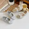 Zapatos de Piel Brillantes con Lazo de Perlas Estilo Coreano para Niñas 2026 Primavera y Verano Nuevos Zapatos de Princesa Suela Suave Punta Redonda Zapatos de Cristal