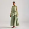 Foto Real de un Conjunto de Dos Piezas Estilo Francés: Conjunto de Blusa Bordada con Volantes y Mangas de Campana de Encaje y Vestido Largo de Tirantes