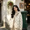 Jaqueta de Algodão com Capuz Leve e Solta Outono/Inverno 2026 Feminina Estilo Curto para Baixinhas Moda Plus Size Roupa de Exterior Casual