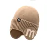 Gorro de Lana Cálido para Hombre Otoño e Invierno Nuevo Cruzado Europeo y Americano Casual Protección para Orejas Gorro para el Frío Gorro de Punto Bufanda Conjunto de Dos Piezas
