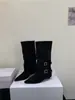 Primeiro encontro com as botas de cano alto de camurça bico fino da Ji Po, nova coleção outono/inverno 2026 feminina, estilo fivela de cinto retrô