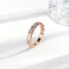 Anel de Titânio Vintage de Entrada Luxuoso em Forma de Cobra com Concha Branca Incrustada de Diamante para Mulheres Celebridade da Internet Ins Moda de Alto Padrão Anel Personalizado Joia