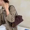 Bolso de mano retro simple de gamuza coreano para mujer Otoño/Invierno 2026 Nuevo para el trabajo Gran capacidad Hombro único Bajo el brazo Bolso pequeño