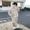 Traje Masculino Outono 2026 Novo Primavera e Outono Infantil Fresco Casual Moda Versátil Menino Bebê Conjunto de Três Peças Tendência